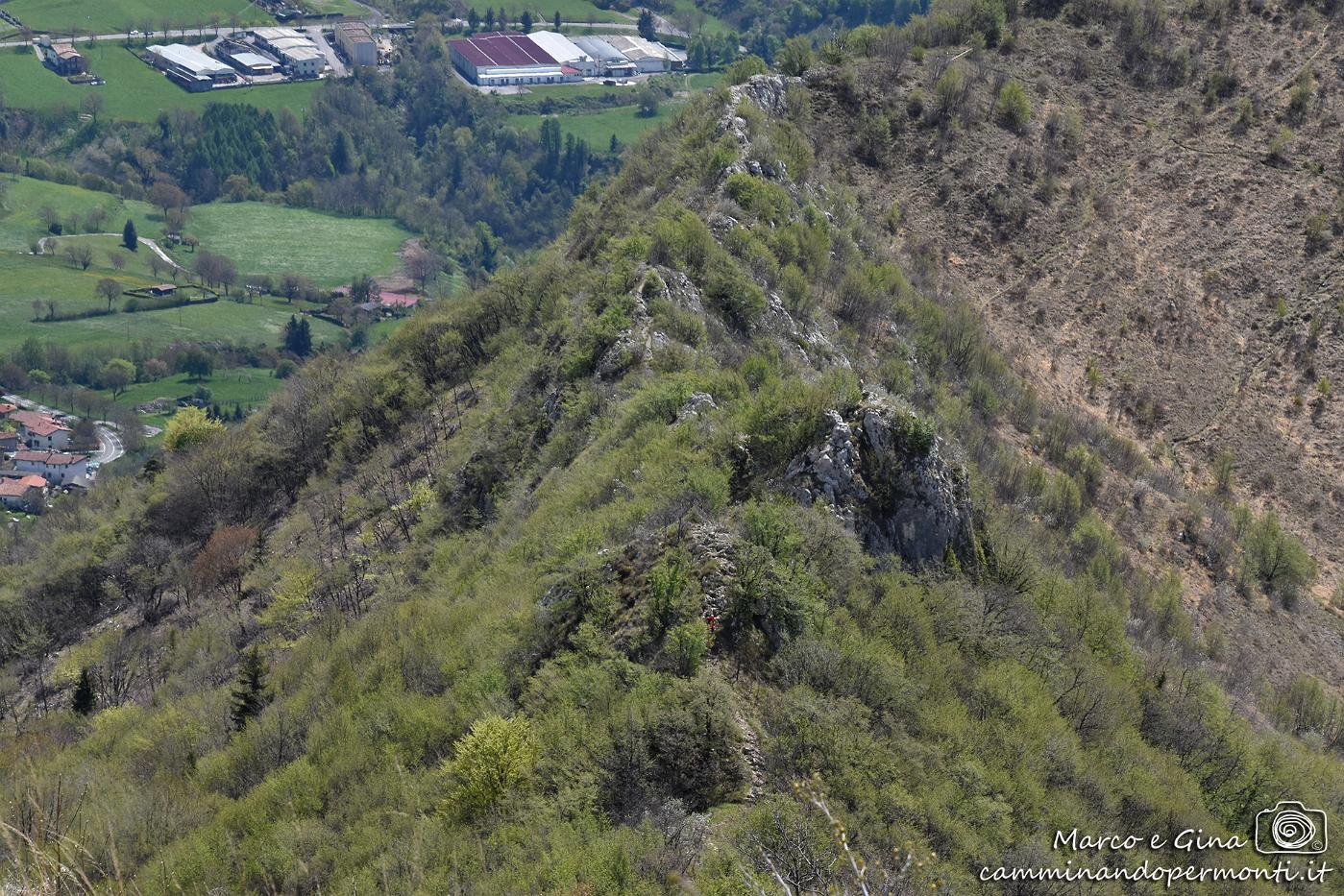 35 Zone - Corna Trentapassi - Zoom sul sentiero in cresta percorso.JPG